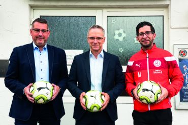 Stadtwerke Kierspe übergeben Ballspende an KSC-Jugend nach Diebstahl