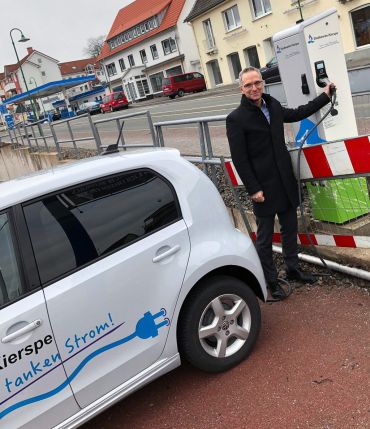 Christian Lombardi vor der E-Ladesäule der Stadtwerke in Kierspe